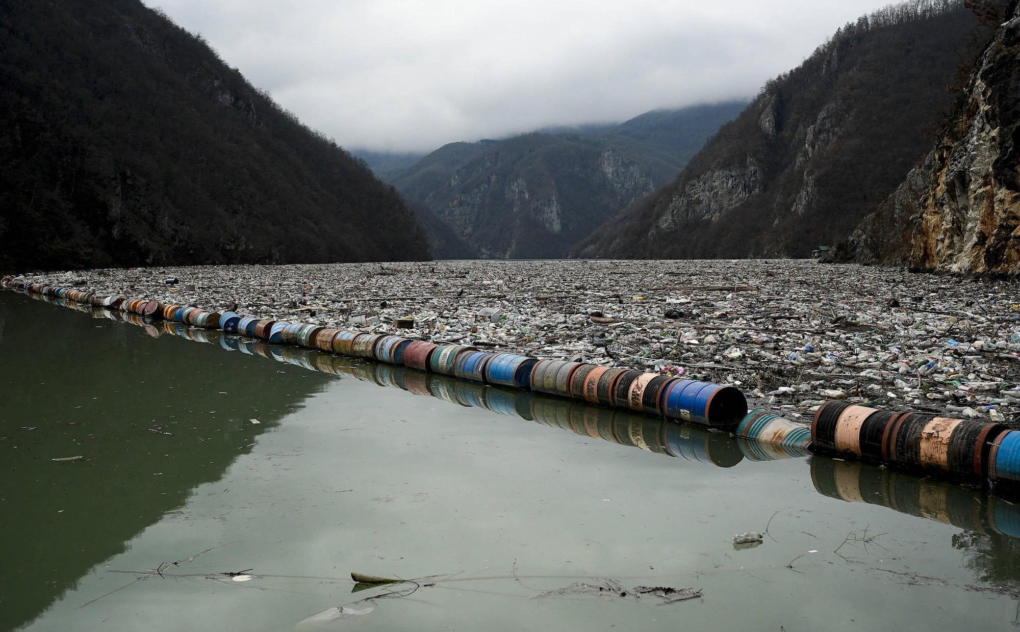 Rośnie gigantyczna góra śmieci. Eksperci: Sytuacja wymknęła się spod kontroli