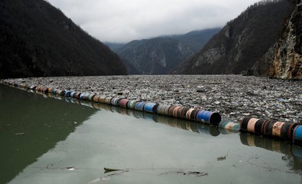 Rzeka Drina w Bośni i Hercegowinie. Odpady utworzyły tam gigantyczną „wyspę śmieci”.