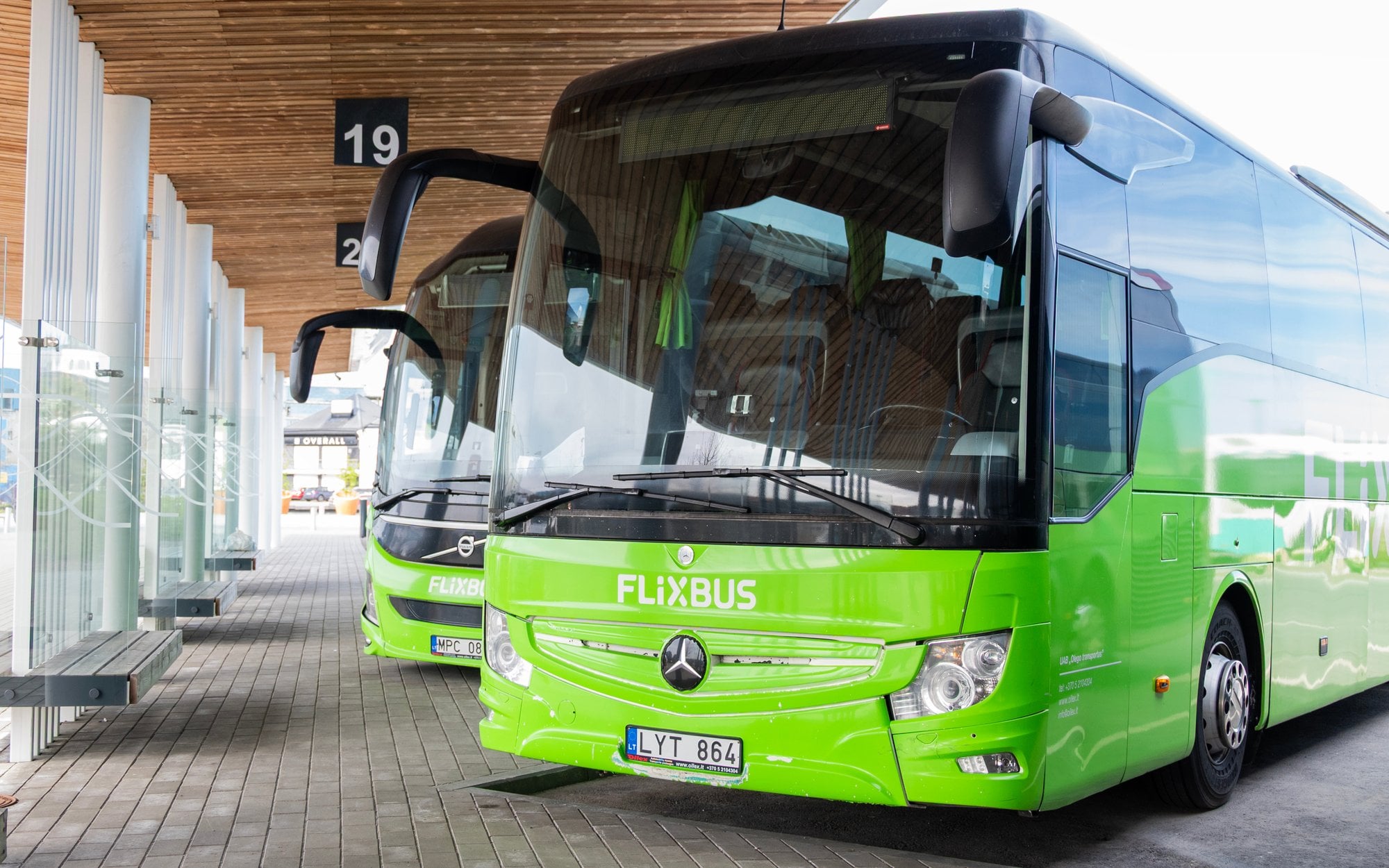 Autobus z Warszawy do Tallina wypadł z drogi na Litwie. Trwa ustalanie liczby rannych
