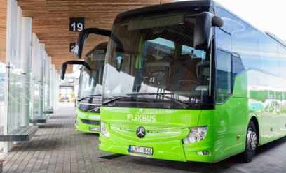 Autokary Flixbus na dworcu autobusowym w Tallinie