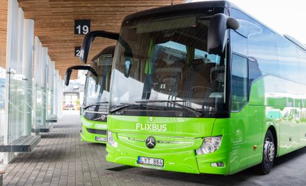 Autokary Flixbus na dworcu autobusowym w Tallinie