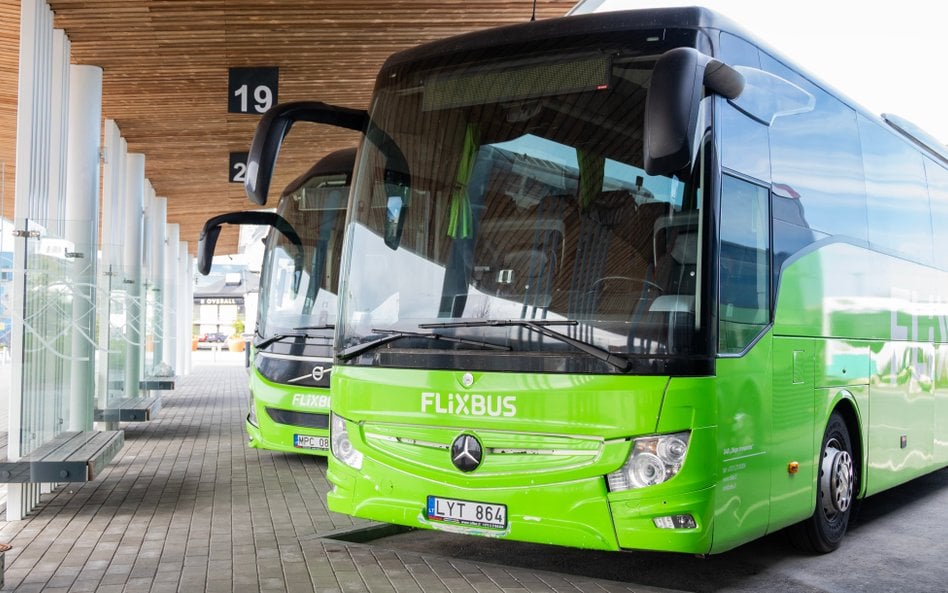Autokary Flixbus na dworcu autobusowym w Tallinie