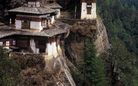 Zawieszony nad przepaścią zespół klasztorny Taktsang, zwany "Tygrysie Gniazdo", ważne miejsce pielgr