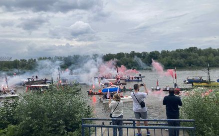 Pokaz pirotechniczny był wielką atrakcją dla przechodniów