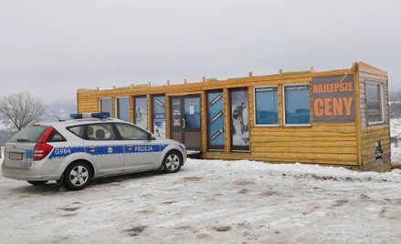 Budynek przy stacji narciarskiej na Rusińskim Wierchu w którym mieścił się serwis narciarski i wypoż