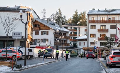 Policjanci w pobliżu miejsca eksplozji w Crans-Montana w Szwajcarii