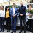 Premier podarował samochód rodzicom sześcioraczków