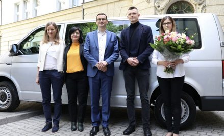 Premier podarował samochód rodzicom sześcioraczków
