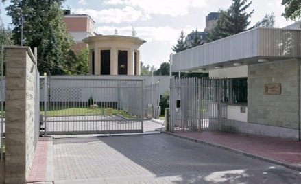 Pracownicy Ambasady Polski w Moskwie mieli problem z opuszczeniem placówki