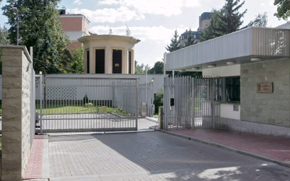 Pracownicy Ambasady Polski w Moskwie mieli problem z opuszczeniem placówki