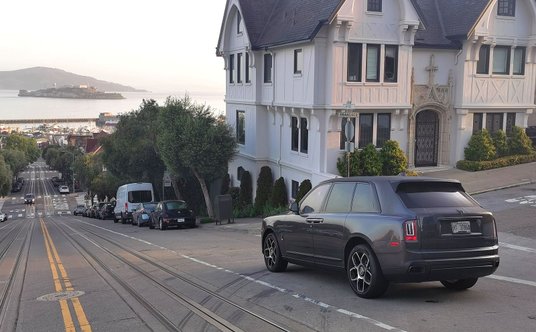 Rolls-Royce Cullinan Black Badge, a w tle Alcatraz