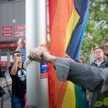Piotr Guział podnosi tęczową flagę na maszcie przy urzędzie dzielnicy Ursynów - 2011 rok