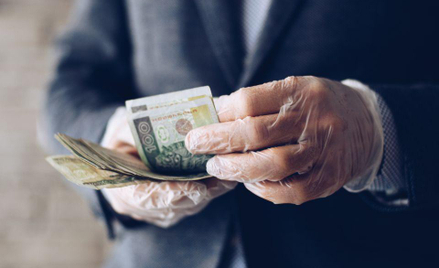 Tarcze: Pomoc dla polskich firm płynie zbyt wolno