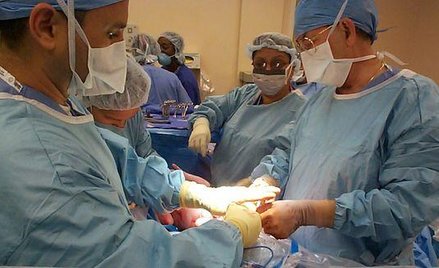 Z powodu nieprzestrzegania czasu pracy przemęczeni lekarze operują pacjentów