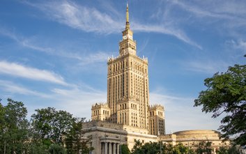 Pałac Kultury i Nauki od dawna jest tematem wielu teorii spiskowych i miejskich legend, które często