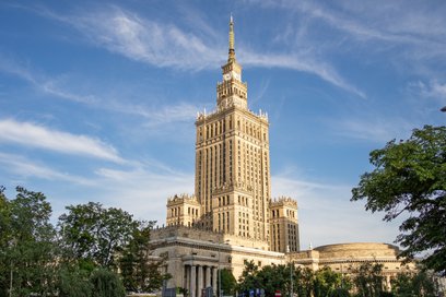 Pałac Kultury i Nauki od dawna jest tematem wielu teorii spiskowych i miejskich legend, które często