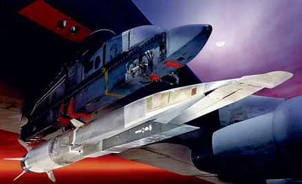 Eksperymentalny X-51 Waverider rozpoczął lot pod skrzydłem bombowca. Pojazd ma długość 7,9 metra i w