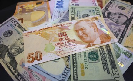 Turcja: Lira słabnie po zwolnieniu szefa banku centralnego