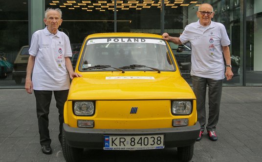 Sobiesław Zasada (z prawej) i Longin Bielak ruszyli Małym Fiatem do Turynu.