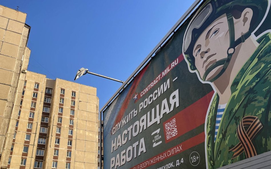 Banner reklamowy w centrum Petersburga, zachęcający do wstąpienia do armii