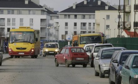 Wybór mieszkania w dzielnicy położonej w znacznej odległości od centrum wiąże się z koniecznością co