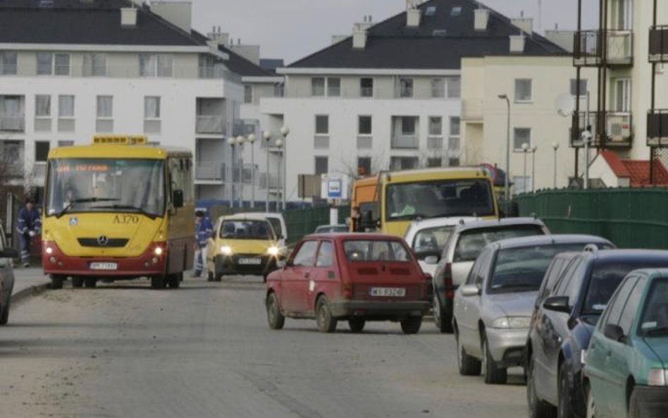 Wybór mieszkania w dzielnicy położonej w znacznej odległości od centrum wiąże się z koniecznością co