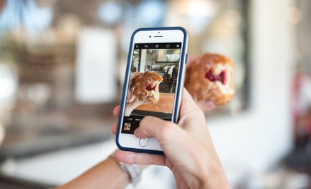 Na jedno zdjęcie opublikowane w social mediach średnio przypadają cztery nieudane, które zajmują jed