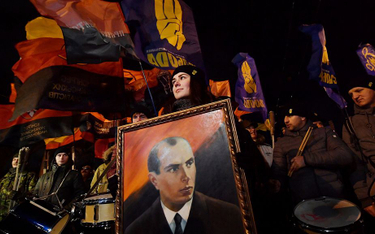 Kijów: Tysiące osób z pochodniami w marszach ku czci Bandery
