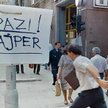 25 lipca 1992 roku – walki na ulicach Sarajewa. Na planszy wypisano ostrzeżenie przed snajperami