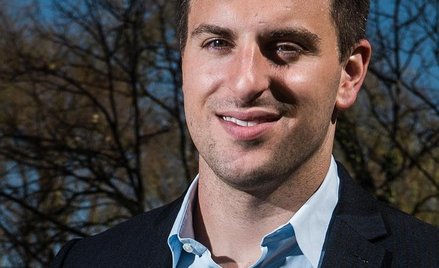 Brian Chesky twittował z użytkownikami Airbnb drugiego dnia świąt Bożego Narodzenia