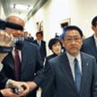 Prezes Akio Toyoda wchodzi na przesłuchanie przed specjalną komisją amerykańskiego Kongresu