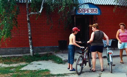 W ocienionym brzózką sklepie Bieriozka zbiegają się wszystkie szlaki letniskowej wsi