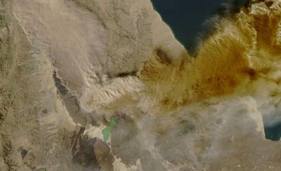 Zdjęcie satelitarne przedstawia unoszący się nad Morzem Czerwonym popiół z erupcji wulkanu Hayli Gub