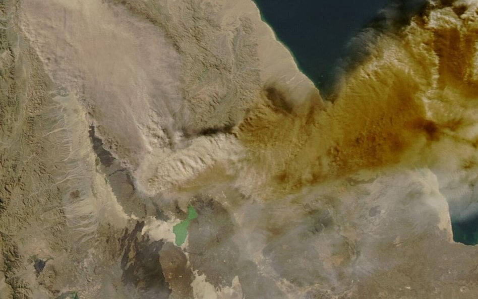 Zdjęcie satelitarne przedstawia unoszący się nad Morzem Czerwonym popiół z erupcji wulkanu Hayli Gub
