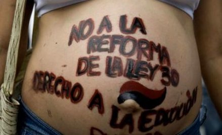 Klumbia: "Prawo do pubcznej edukacji", napis na brzuchu ciężarnej uczestniczki demonstracji przeciwk