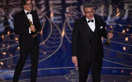 Oscar w kategorii najlepszy scenariusz adaptowany - Big Short. Nagrodę odbierają Charles Randolph i 