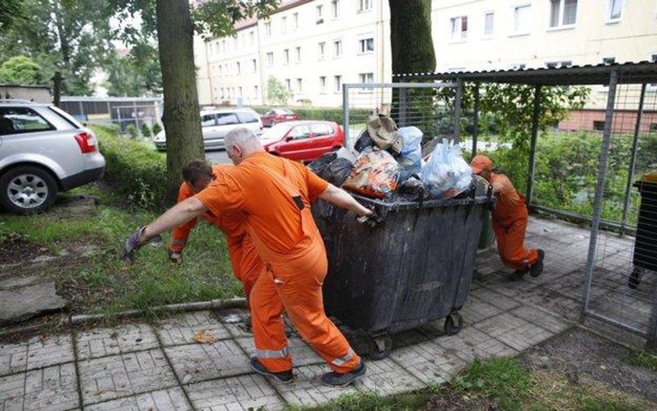 Warszawskie spółdzielnie mieszkaniowe zażądały od wojewody mazowieckiego unieważnienia uchwały śmiec