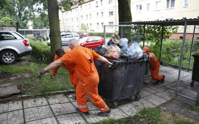 Warszawskie spółdzielnie mieszkaniowe zażądały od wojewody mazowieckiego unieważnienia uchwały śmiec