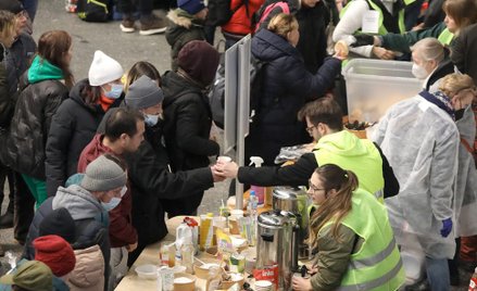 Dworcowe hale są przepełnione uchodźcami, którzy czekają na pomoc i relokację