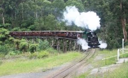 Kolej zapłaci za rozbitą szybę w aucie