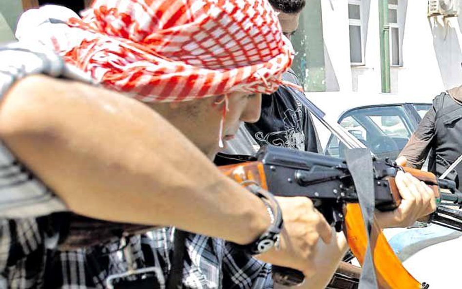Gęstniejący z minuty na minutę tłum tańczył, skandując „Allah Akbar", a bojownicy strzelali na wiwat