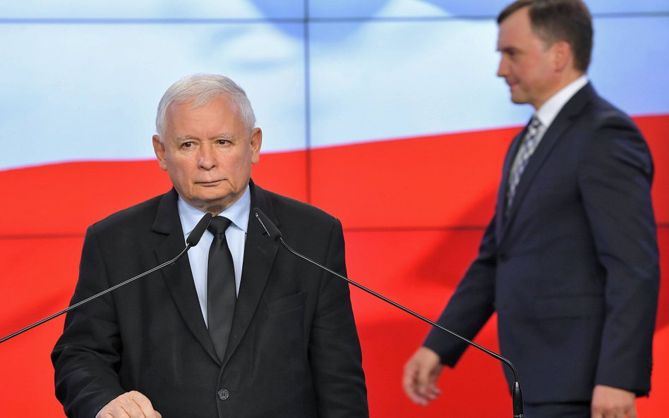 Prezes Prawa i Sprawiedliwości Jarosław Kaczyński (L) i prezes Solidarnej Polski Zbigniew Ziobro (P)