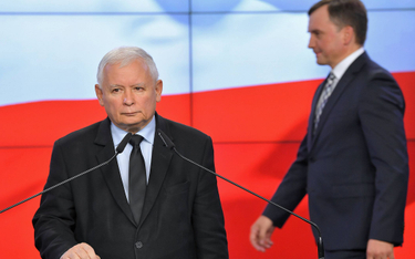 Prezes Prawa i Sprawiedliwości Jarosław Kaczyński (L) i prezes Solidarnej Polski Zbigniew Ziobro (P)
