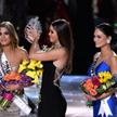 Miss Kolumbii zdejmuje koronę, która - jak się okazało - należała się miss Filipin