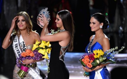 Miss Kolumbii zdejmuje koronę, która - jak się okazało - należała się miss Filipin
