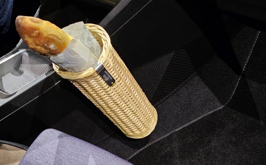 Renault 5 i jego specjalny koszyk/cupholder na bagietki