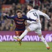 Leo Messi powstrzymywany przez Sergio Ramosa. W sobotę spotkają się znowu.
