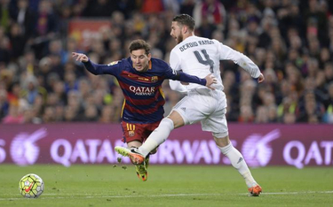 Leo Messi powstrzymywany przez Sergio Ramosa. W sobotę spotkają się znowu.