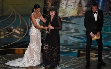 Oscara odbiera Margaret Sixel - montażystka filmu "Mad Max: Na drodze gniewu".