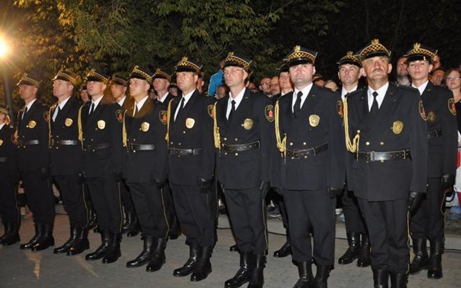 Strażnicy miejscy podczas uroczystości na Kopcu Powstania Warszawskiego. 1 sierpnia 2016